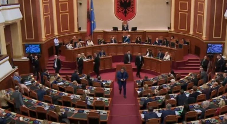 Garda rrethon foltoren, përplasje në Kuvend! Momentet kur Paloka shkon drejt Ramës dhe…