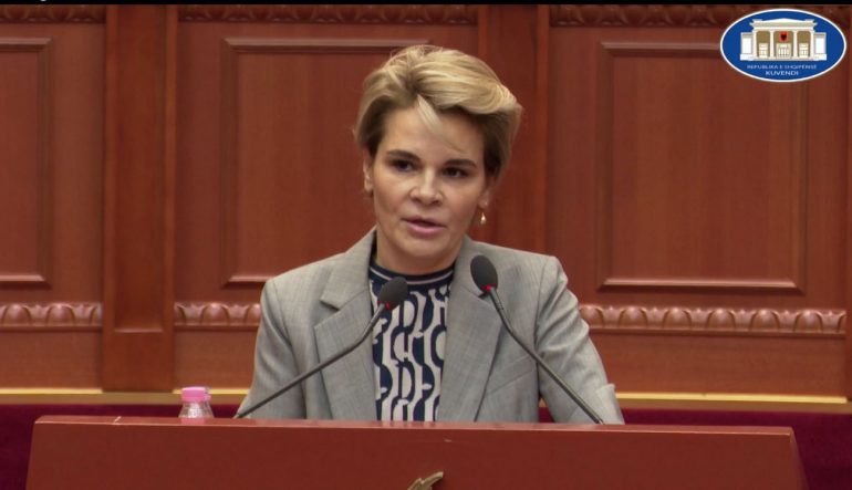 Eksodi/ “Mediat e poshtra angleze po shkatërrojnë imazhin e mbretit tonë”, sarkazma e Kryemadhit: Shqiptarët nuk po ikin me gomone por me jahte