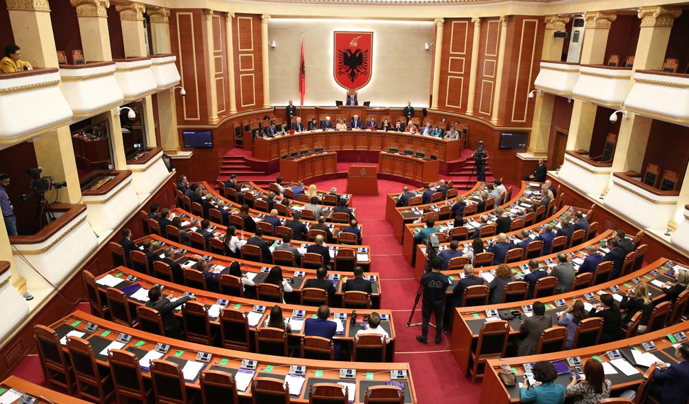 Tensione dhe sherr në Kuvend, drejt përjashtimit me 10 ditë dy deputetët e Partisë Demokratike. Zbulohet çfarë ndodhi