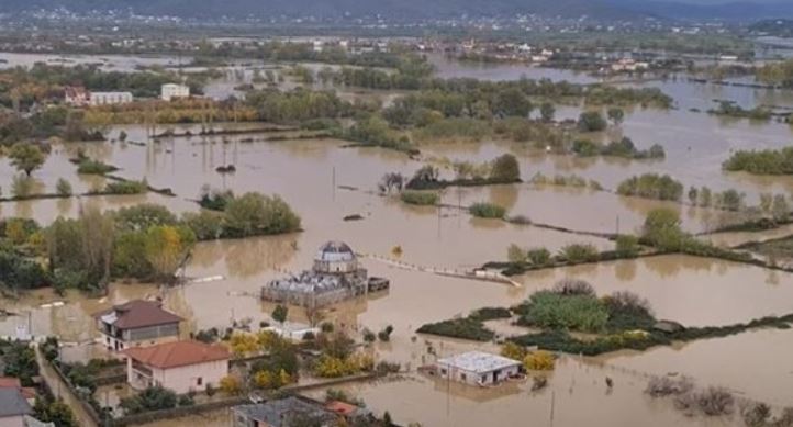 Dhjetëra familje të evakuuara në Shkodër dhe Lezhë, ministria e Mbrojtjes: Orët janë kritike, u bëjmë thirrje banorëve që…