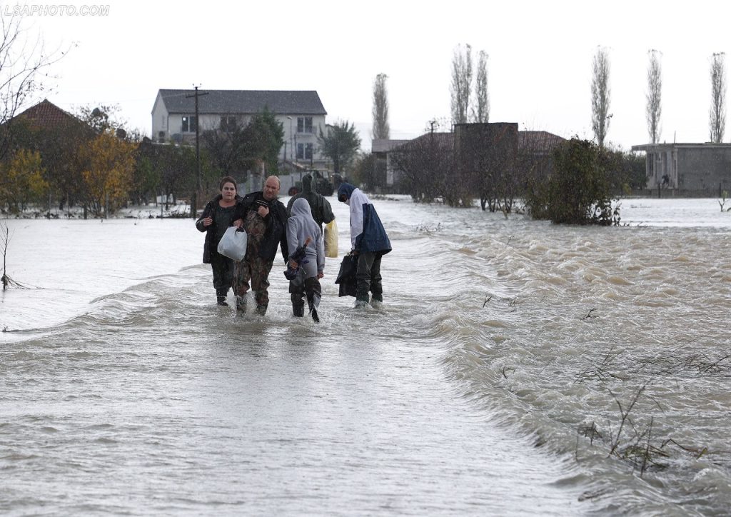 Përmbytjet/ Ministria e Mbrojtjes: Normalizohet situata në qarqet e prekura! Banorët në Shkodër kthehen në shtëpitë e tyre, shpërndahen 450 pako ndihma ushqimore