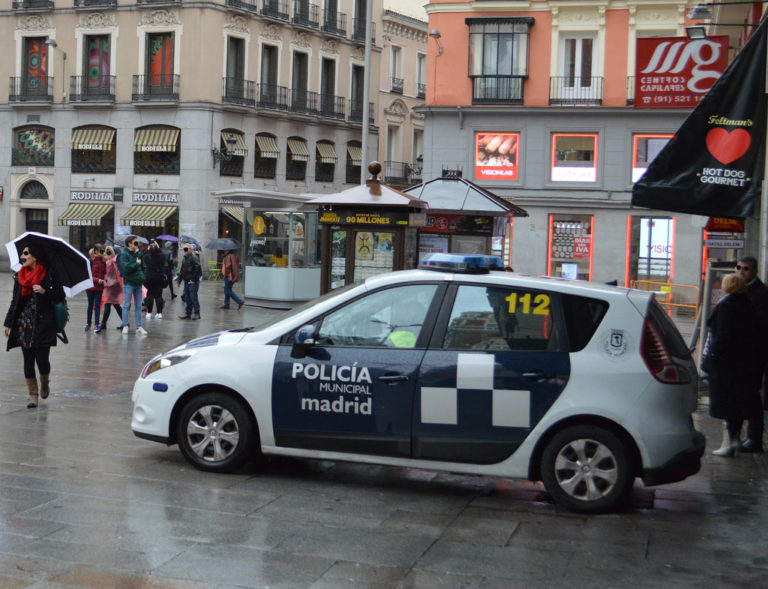“Alo, policia! Në shtëpinë time ka drogë dhe armë”, zbulohen 3 kg kokainë dhe një pistoletë, arrestohet në Spanjë shqiptari