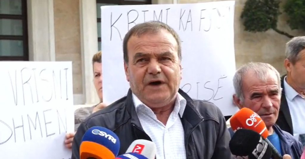 “Na shitën tek koncensionari”, banorët protestë poshtë zyrës së Ramës: Si u ndryshua projekti Thumanë-Kashar, kërceu ylberin dhe doli…