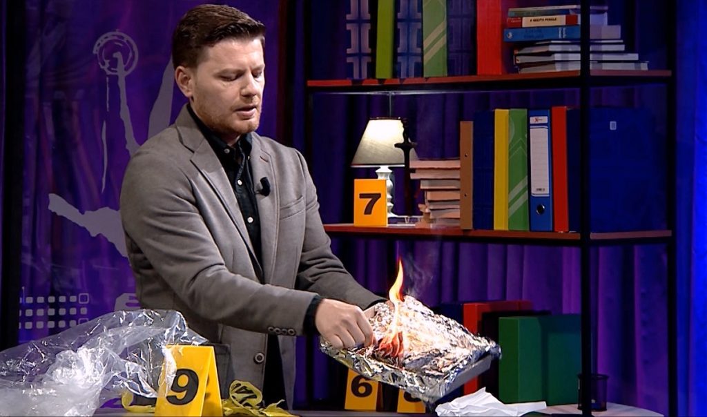 Spartak Koka sjell boçe kanabisi në studion e Uniko, i vë zjarrin në transmetim direkt