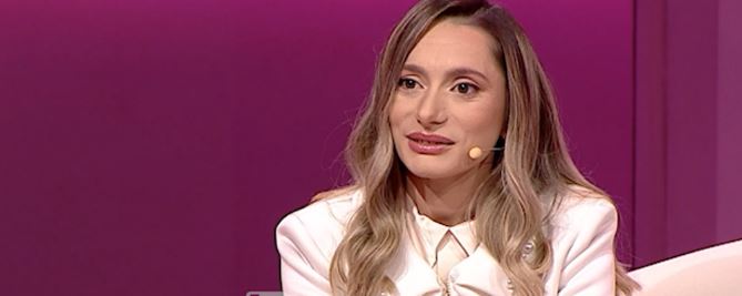 “Motrës iu dogj djali, për 28 ditë mjekët…”, historia rrëqethëse e 23-vjeçares nga Elbasani: Tani i duhet të dëgjojë edhe fjalët e njerëzve