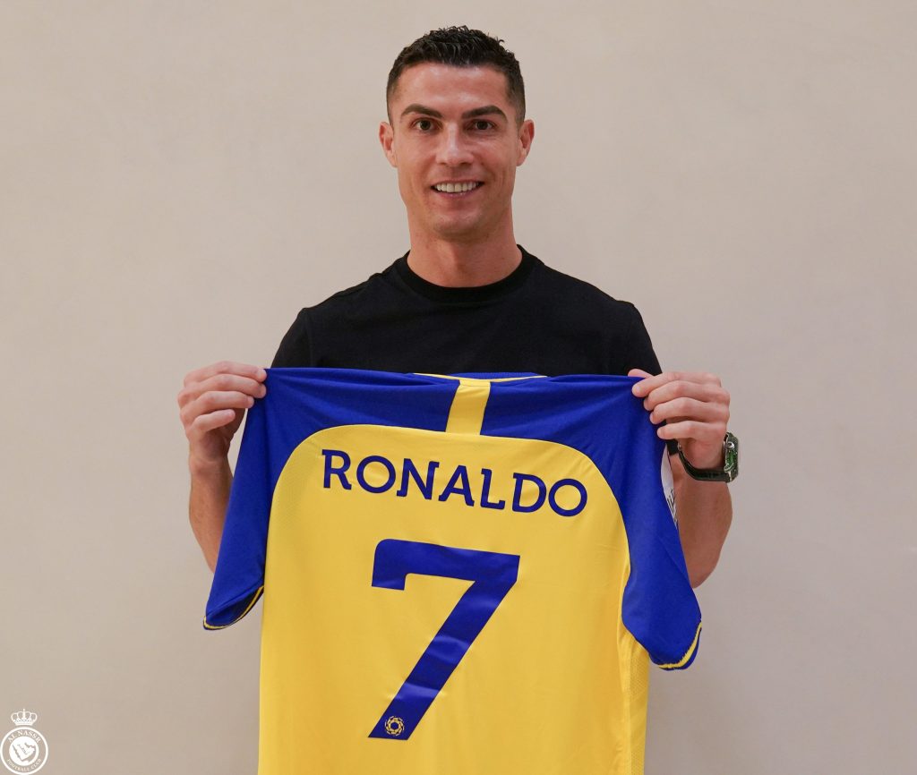 ZYRTARE/ Hidhet firma, Kristiano Ronaldo prezantohet në klubin e ri