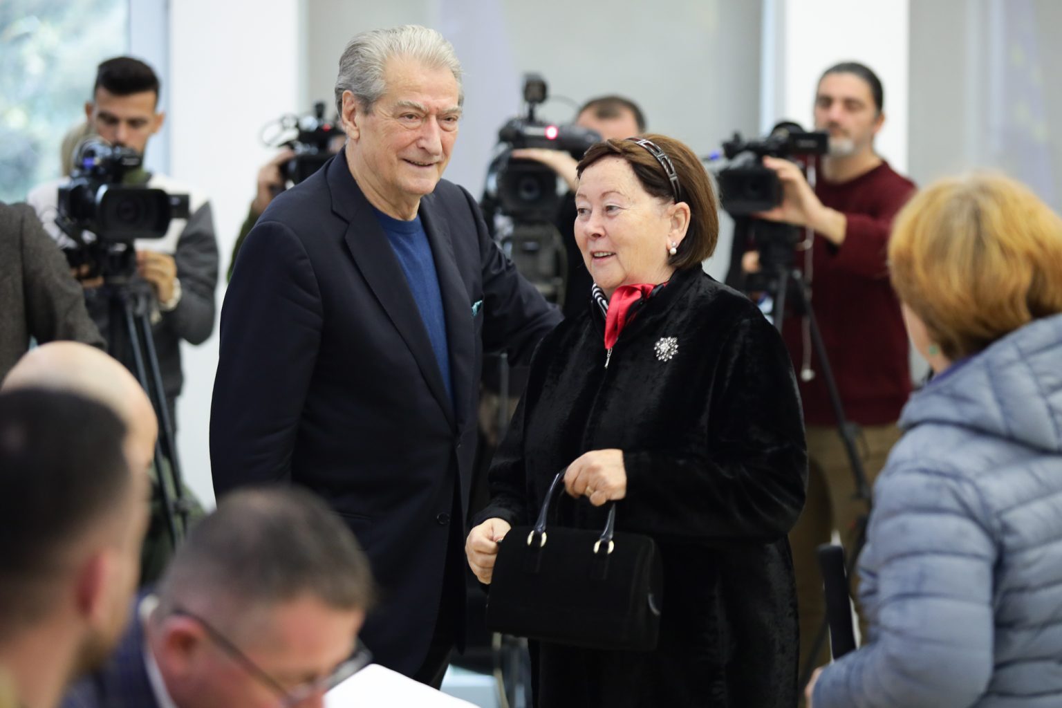 Primaret e PD për 14 Majin, Berisha voton në selinë blu me të shoqen: Rama e shndërroi PS në parti të mafies. Ky proces është një rreze shprese