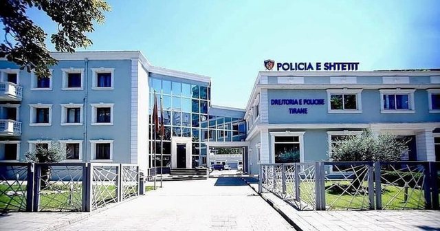 26-vjeçari shkatërron hostelin në Tiranë, një tjetri i gjendet drogë e shkop bejsbolli në mjet, çfarë ndodhi gjatë natës, policia arreston 12 persona