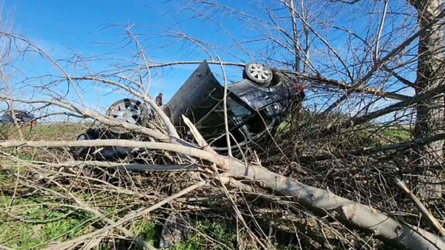 Aksident në Roskovec, makina humb kontrollin dhe përfundon në kanal