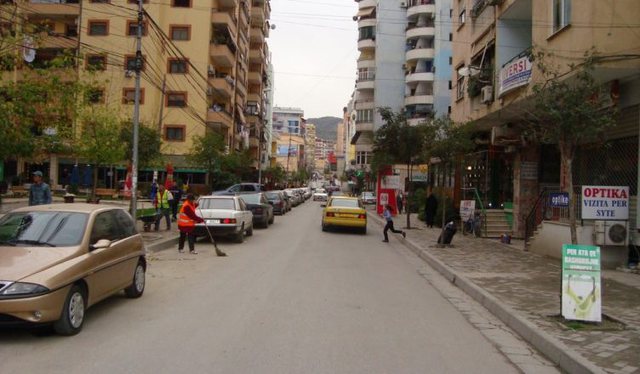 Eksplozivi trondit sërish Tiranën, tritol parukierisë te ‘Komuna e Parisit’