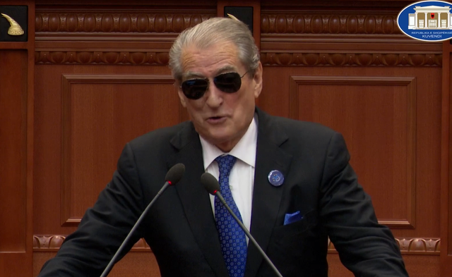 Berisha akuza Ramës nga parlamenti: Nxori në mes të rrugës një agjent të policisë kriminale për të kryer sulmin. Edhe të gjithë kriminelët po t’i bëjë bashkë…