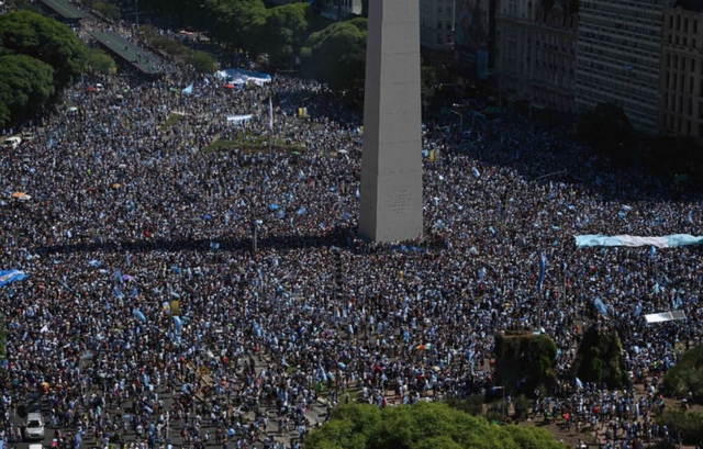 VIDEO/ Argjentina fiton Kupën e Botës, Buenos Aires në festë, mijëra tifozë festojnë nga gëzimi