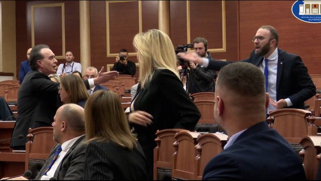 TENSIONE/ Për pak përplasje VERBALE mes demokratëve në Kuvend, Baçi-Alibeajt: I shërben Ramës