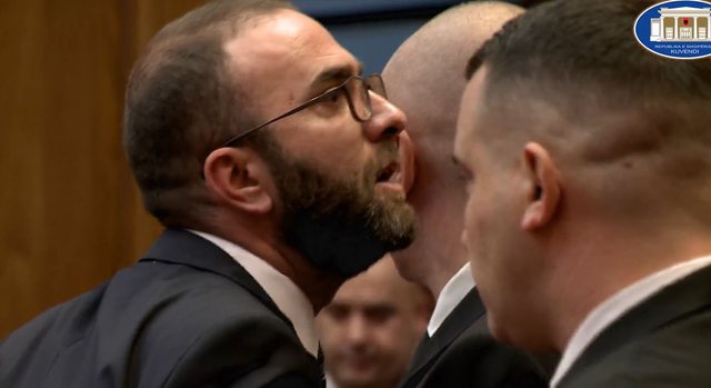 ME VIDEO/ Plas sherri në Kuvend! Gazment Bardhi shkon drejt Ramës, Felaj: Je i përjashtuar, lër sallën