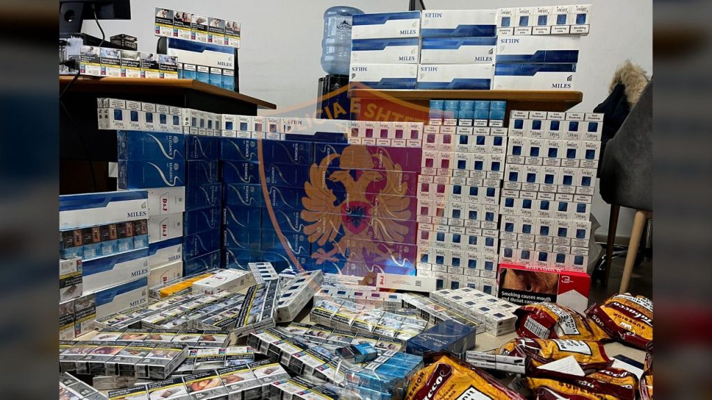 Tregtonte cigare të kontrabanduara dhe fshihte fitimin, arrestohet 53-vjeçari në Tiranë. Ja çfarë iu gjet gjatë kontrollit në automjet