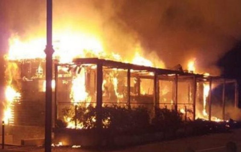 Shkrumbohet lokali në zonën e “Brrylit”, flakët përhapen edhe në një biznes tjetër