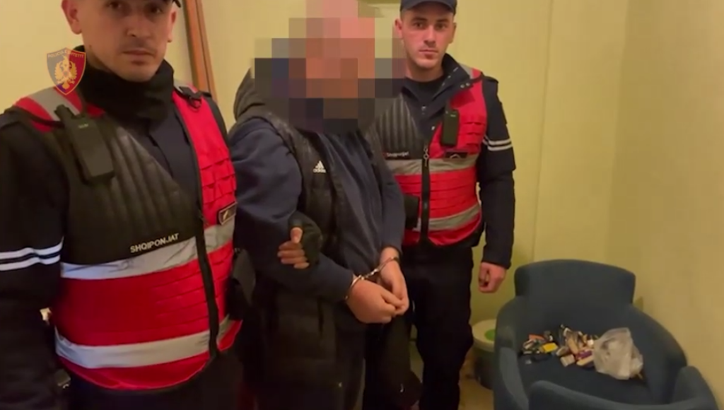 “Klienti”/ Me pistoletë në brez në lokal, arrestohet në Durrës 43-vjeçari me precedentë të theksuar kriminalë