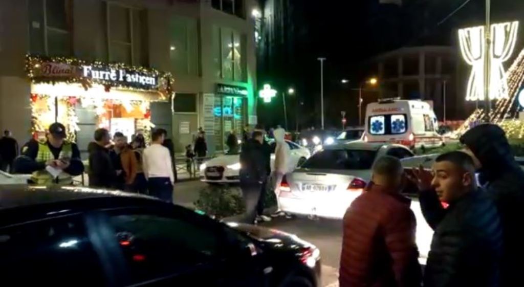 Makina përplas dy vajza në vijat e bardha, transportohen me urgjencë në spital