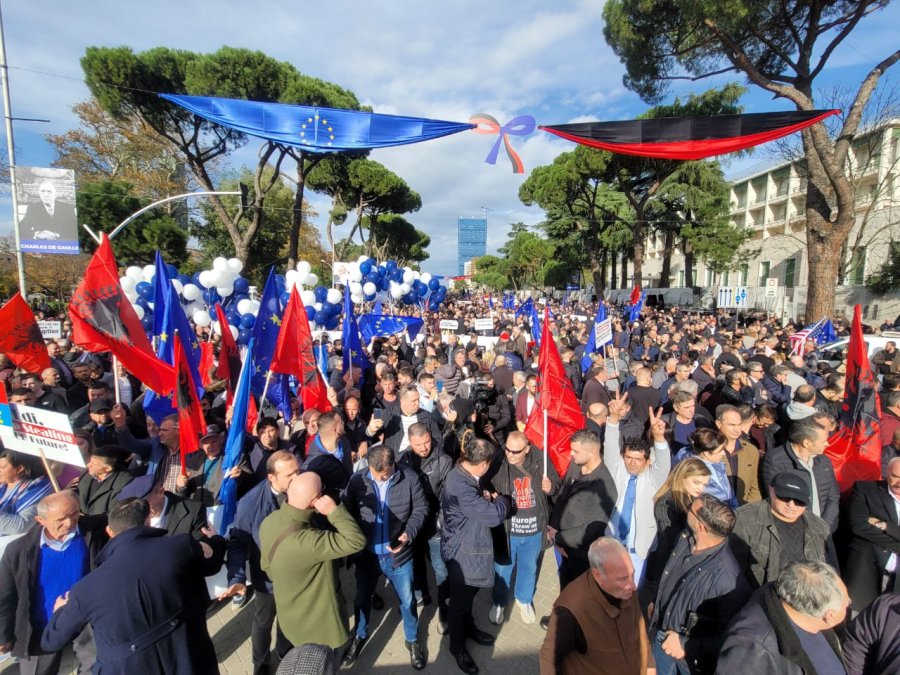 Protesta e opozitës, në Bulevardin ‘Dëshmorët e Kombit’