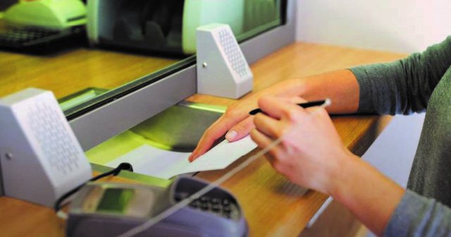 Paratë që kanë sjellë emigrantët në Shqipëri në 9-mujor, 1.8 miliardë dollarë ose sa 10% e PBB-së