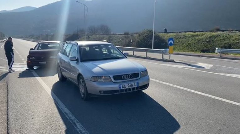 Po udhëtonte me shpejtësi tej normave të lejuara, shoferi i dehur përplas dy automjete, rrëzon edhe një pemë! Shoqërohet në polici