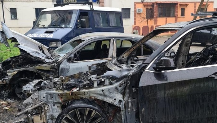 Misteri i makinave të djegura gjatë natës, në pronësi të dy vëllezërve. Policia nis hetimet