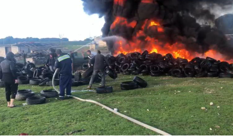 EMRI/ Dogji goma automjetesh në Vlorë, arrestohet 24-vjeçari për ndotje mjedisi