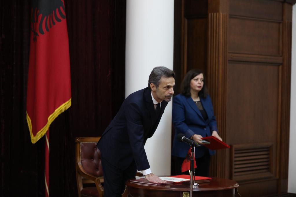 Genti Ibrahimi betohet para Presidentit, anëtari i ri i Gjykatës Kushtetuese merr zyrtarisht detyrën