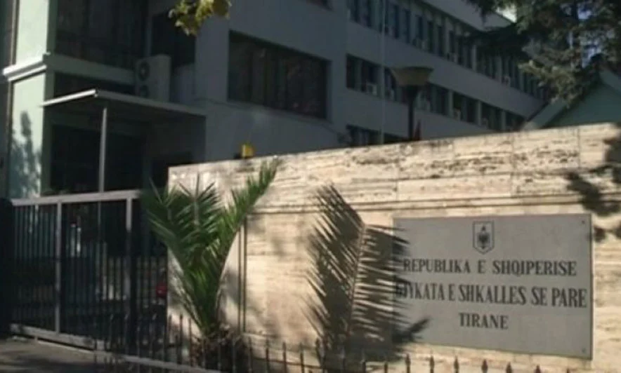 Ngjarja e pazakontë në Gjykatën e Tiranës/ Lirohet burri i denoncuar për dhunë, në vend të tij në qeli shkon gruaja