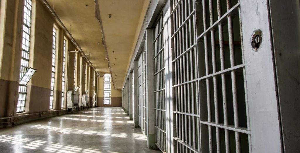 DETAJET/ Bastisja e qelive të shqiptarëve në Kretë dyshohet të ketë lidhje me vrasjen e 2-fishtë në Athinë, çfarë i gjeti policia personit me 12 mbiemra të ndryshëm