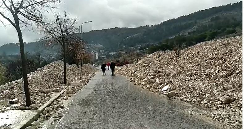 Reshjet e shiut shkaktojnë probleme edhe në qarkun e Gjirokastrës, bllokohet rruga që të çon në fshatrat e Kurveleshit