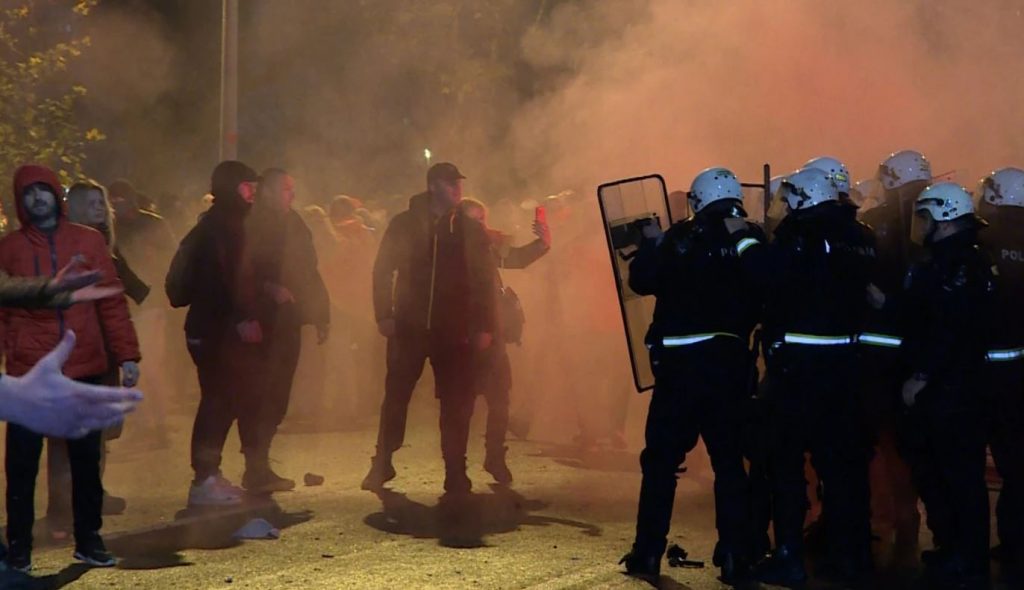Përleshje mes Policisë dhe protestuesve në Podgoricë pas miratimit të Ligjit për Presidentin