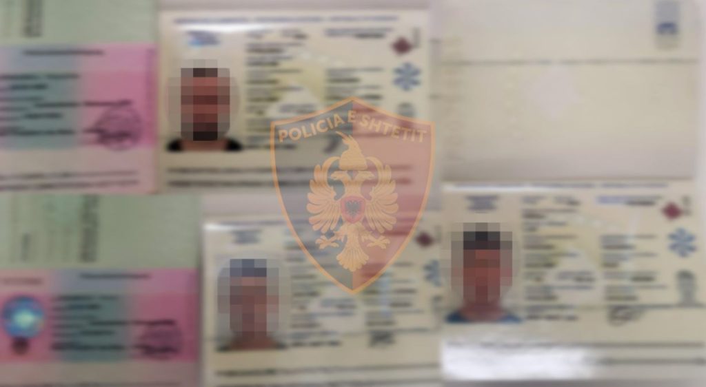 Tentuan të largoheshin nga Shqipëria me pasaporta gjermane të falsifikuara, arrestohen 3 kosovarët! Shpallet në kërkim një 20-vjeçar