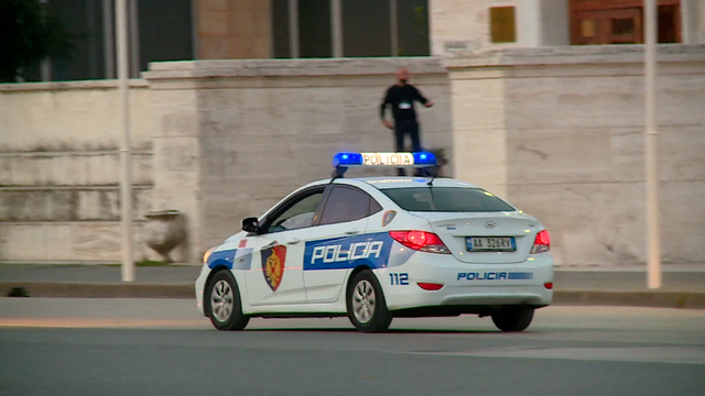 E mitura trafikohet në Tiranë dhe i presin flokët! Nëna e denoncon të zhdukur, efektivët: Mos hajde më se do të të gjobisim