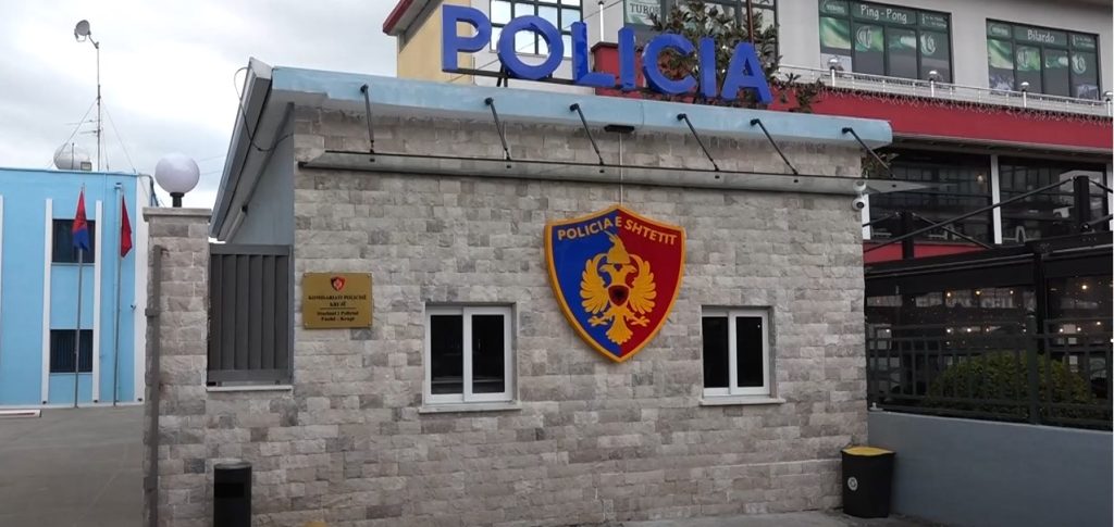 Plagosja e dyfishtë në Tapizë, policia sqaron ngjarjen: Ishin të dehur! Qëlloi shokun e më pas veten. U arrestua dhe pronari i lokalit pasi…