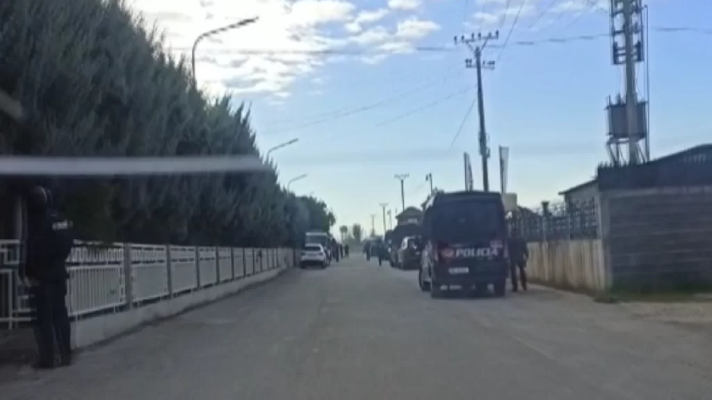 Merr flakë paneli elektrik në një pallat në rrugën e Elbasanit, dy persona dërgohen me urgjencë në spital. Një prej tyre i mitur