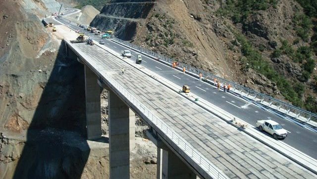 Rruga e Arbrit gllabëron miliona, por e degraduar. “Gjoka Konstruksion” mbulon problemet me mjete rrethanore