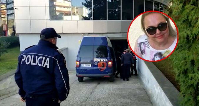Lihet në burg drejtoresha e Mjedisit që u zhvati mijëra euro qytetarëve, mbërriti në gjykatë me pranga në duar dhe kapuç në kokë