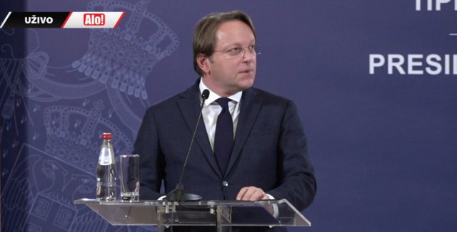 Tensionet Kosovë-Serbi, Varhelyi vizitë në Beograd: Vuçiç duhet të vijë në Samitin e Tiranës