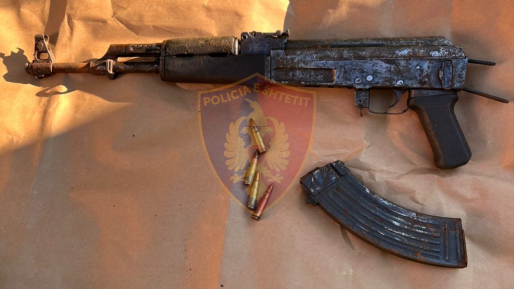 Iu gjetën armë zjarri dhe municion luftarak në banesë, në pranga 56-vjeçari