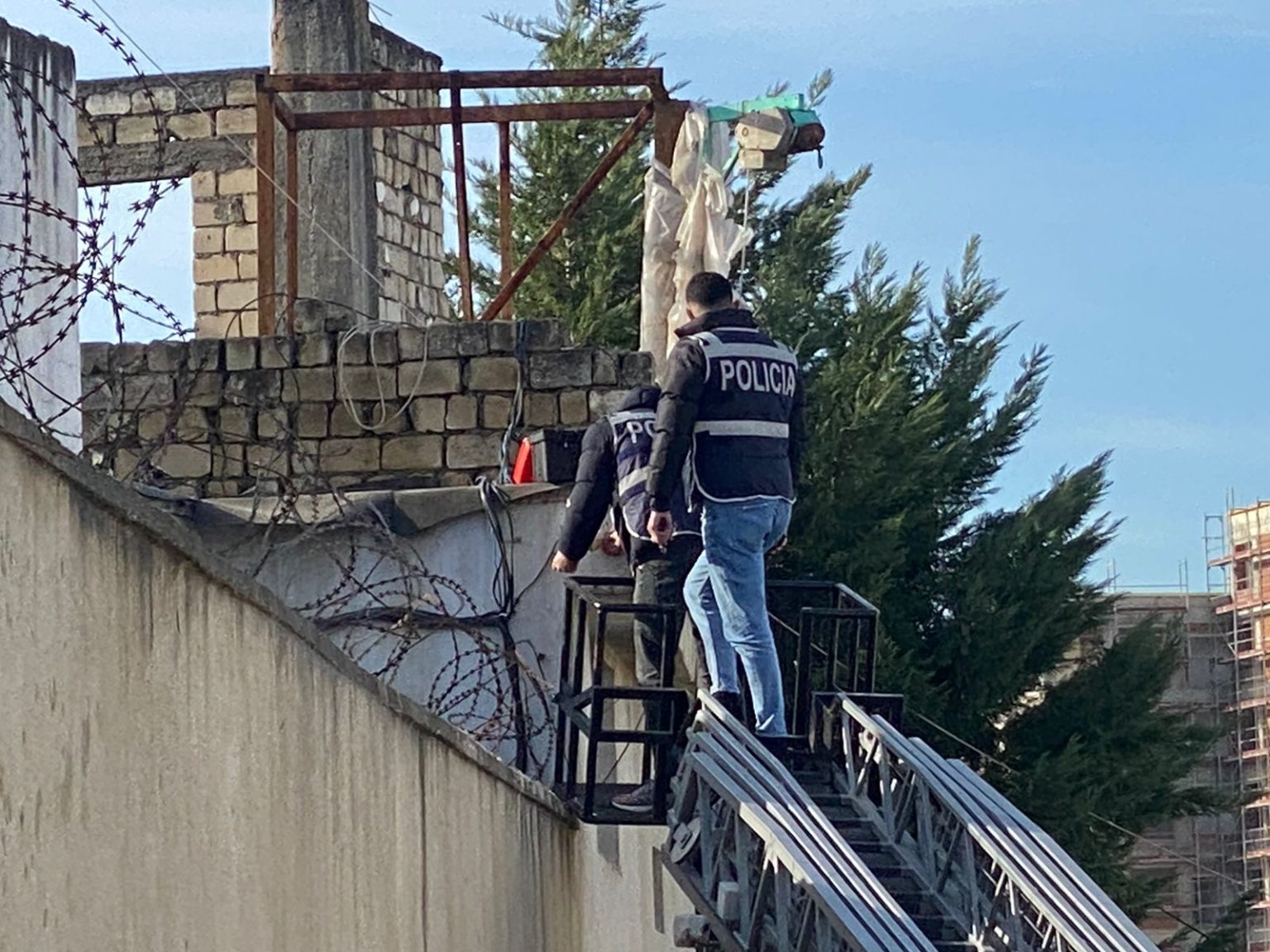 “Big Brother” edhe në Tiranë/ Çmontohen 11 kamera, 5 prej tyre të vendosur në banesën e një të dënuari për vrasje