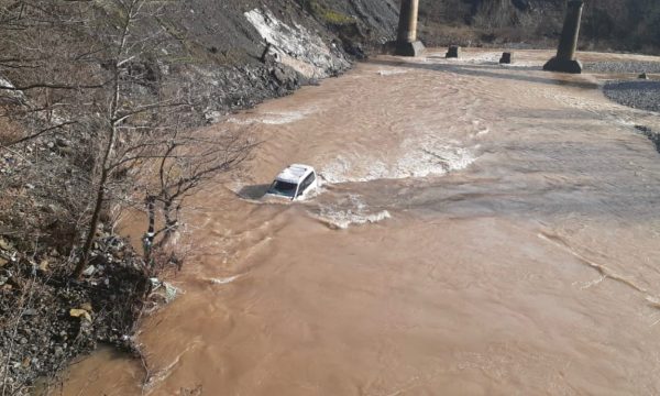 Aksident në Librazhd, automjeti me targa greke përfundon në lumë. Shpëton për mrekulli shoferi