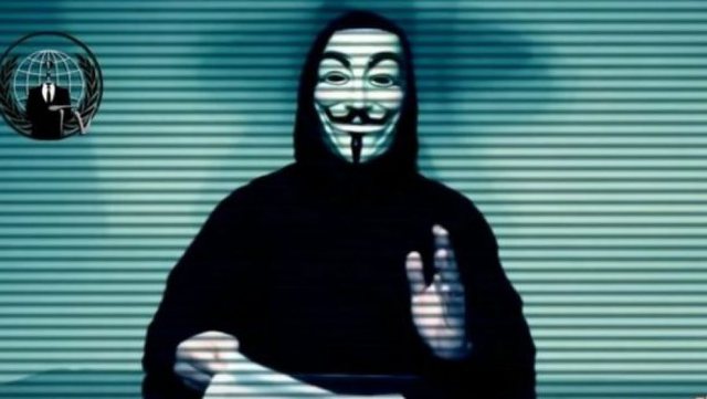 Anonymous hakeron webin e ushtrisë serbe, mesazhi për Vuçiç: Qentë tuaj nuk mund të lehin më