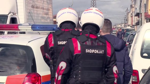 Sherr me kolegët e Shqiponjave, arrestohet polici i Rrugores, efektivët e ndjekin këmba-këmbës pasi i shau, i gjendet drogë në makinë