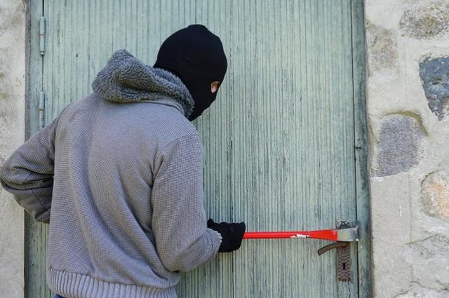 Kacavirrej sa në një shtëpi në tjetrën për të vjedhur, arrestohet në Itali grabitësi shqiptar i shumëkërkuar në Francë