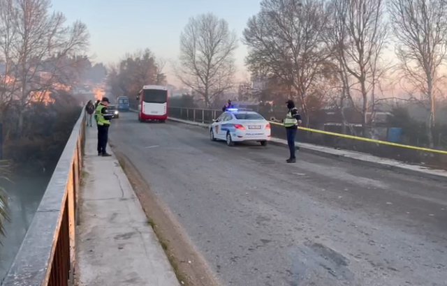 Policia jep informacion për aksidentin në Urën e Mbrostarit: I riu që kishte marrë mjetin me qira nuk përgjigjet. Dyshohet se makina ra në lumë