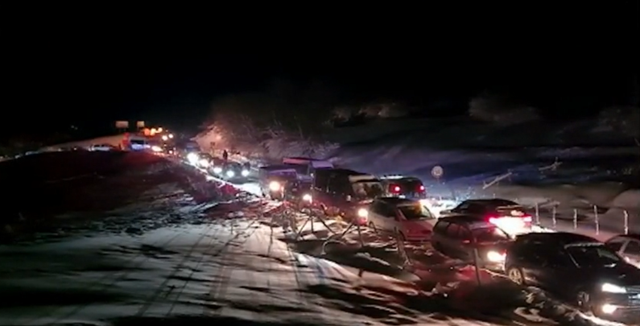 Zbllokohet pas 5 orësh qarkullimi në rrugën e Arbrit