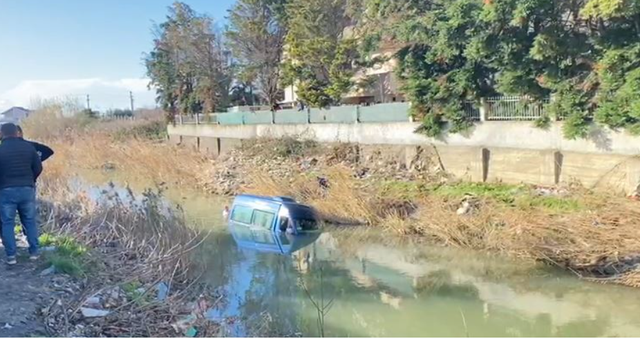 Shoferi harroi të ngrinte frenat/ Furgoni me pasagjerë bie në përroin e Manatisë në Lezhë, s’ka të lënduar