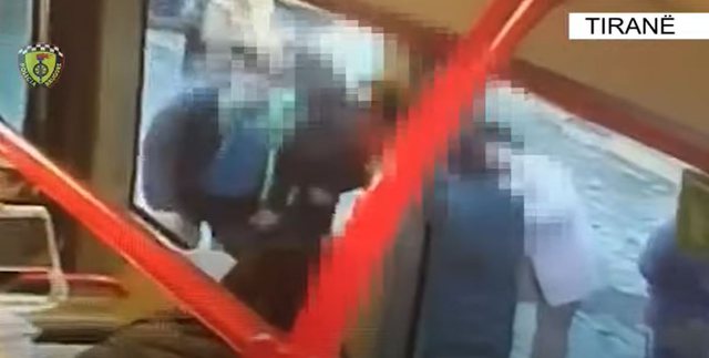 VIDEO/ 35-vjeçari përplas të miturën me motor dhe arratiset nga vendi i ngjarjes, momenti kur kalimtarët rrethojnë të voglën e shtrirë