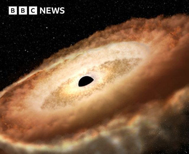 FOTO-MOMENTI/ Ndodh procesi i rrallë në Univers! Shkencëtarët e NASA-s fotografojnë një vrimë gjigante që ‘gëlltit’ një yll